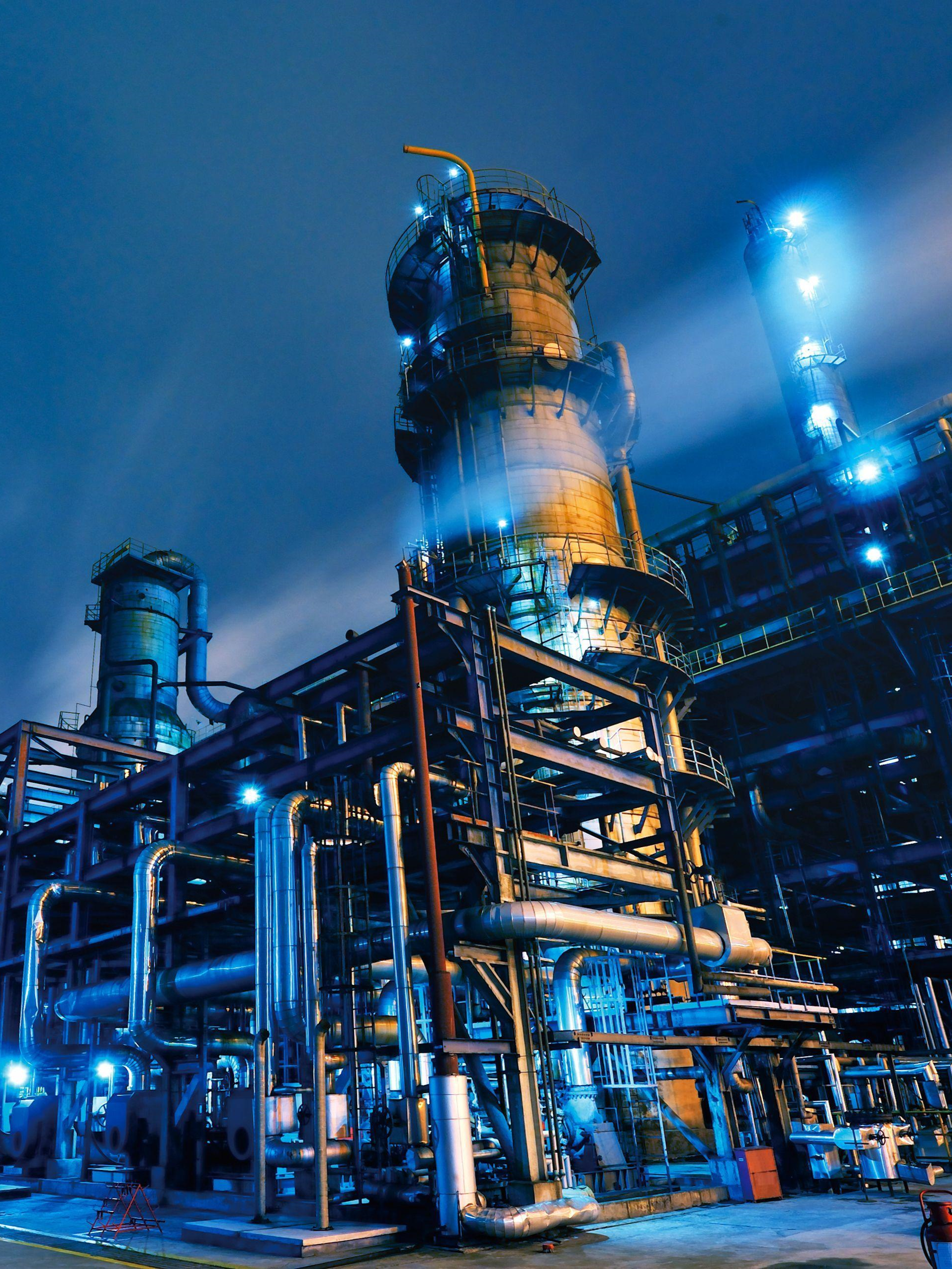 AUTRESONUS technician performing field ultrasonic inspection